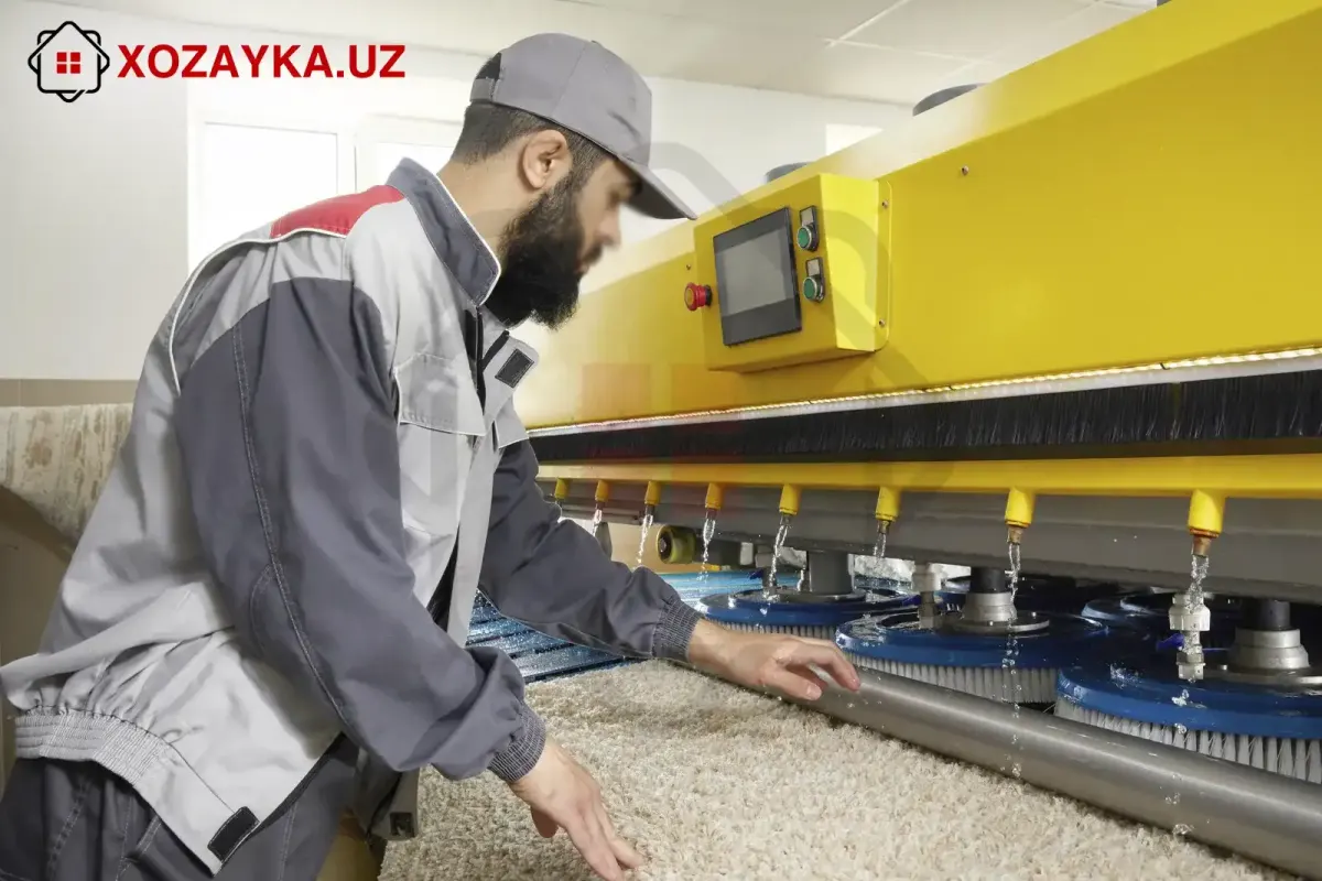 Сотрудник Xozayka стирает ковёр на фабрике